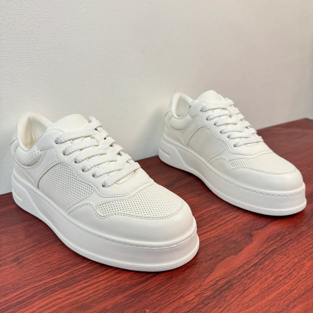 Batch 800 Gucci/Gucci new autumn men's leather sneakers thick-soled lightweight biscuit shoes! In the 2025 autumn and winter series, this sneaker adopts a thick-soled structure and cleverly uses the triple elements of silhouette design, color matching and material. Showcase retro style. This shoe is crafted from cow leather with webbing details and features a lightweight rubber sole for added sophistication. Multiple leathers are finely tailored and precision motorcycle composite splicing creates a full sense of layering. Full calfskin lining and insole, gold logo letter badge details, 5CM thickened lightweight rubber sole, air-glue stitching process, durable without opening the glue and excellent on-foot comfort, flat last shape, easy to match with all types of pants, and comes with a full set of packaging! Size: 39-40-41-42-43-44 leather shoe size (38.45 can be customized) Item number: 431920 full leather white